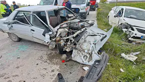 Aksaray’da iki otomobil çarpıştı: 1’i ağır 4 yaralı