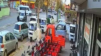 Aksaray'da korku dolu anlar! Minibüsle çarpışan otomobil bisikletliye çarptı