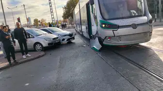 Konya’da otomobil tramvaya çarptı!