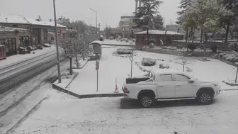 Aksaray'da kar sevinci! Sokaklar beyaza büründü