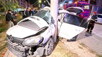 Aksaray’da otomobil direğe saplandı: 2 kişi ağır yaralı