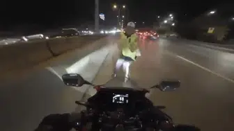 Trafik polisine motosiklet çarptı! O anlar kamerada