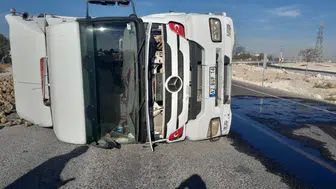 Konya'da pancar yüklü tır devrildi!