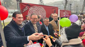 CHP, Konya’da Zafer Meydanı’nda çocukları sevindirdi