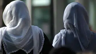 Başörtüsü yasağı yaygınlaşıyor! Uluslararası Demokratlar Birliği'nden yasaklara tepki