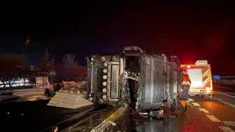 Konya’da mermer yüklü tır devrildi! İki kişi sıkıştı