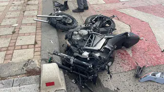 Servis minibüsü motosiklete çarptı, genç kadın ağır yaralandı