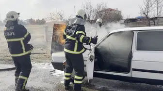 Alevler arasında kalan araç kullanılamaz hale geldi