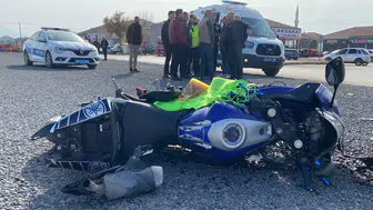 Otomobil ile çarpışan motosiklet hurdaya döndü