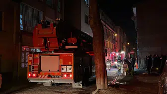 Konya Meram’da 3 katlı binanın çatısında yangın!