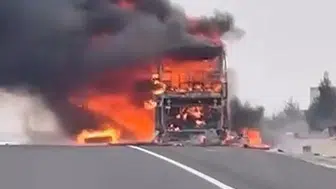 Korku dolu anlar! Otobüs alev aldı 25 yolcu son anda kurtuldu (VİDEO HABER)