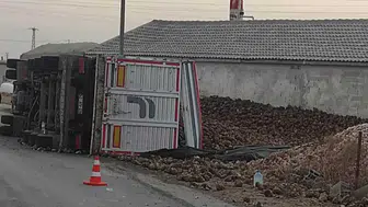 Konya'da pancar yüklü tır devrildi