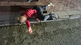 Kaldırıma yatıp çığlık atan genç kadın mahalleyi ayağa kaldırdı