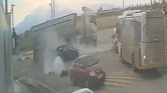 Karaman’da savrulan otomobil halk otobüsüne çarptı