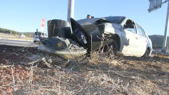 Konya'da kaza! Otomobil trafik ışığı direğine çarptı