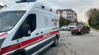 Karaman’da kavşakta can pazarı: İki otomobil çarpıştı, 3 yaralı