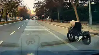 Konya'da tehlikeli anlar! Trafikte canını kıl payı kurtardı