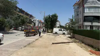 Konya'da korku dolu anlar! Devrilen direk minibüsün üzerine düştü