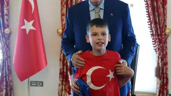 Erdoğan o İngiliz çocuğu kabul etti! Nefret etme kek yap