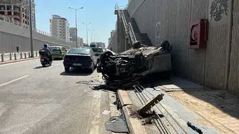 Konya'da feci kaza! Refüje çarpan otomobil takla attı