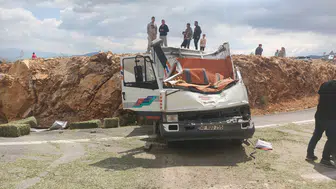 Karaman’da feci kaza! Yonca balyası yüklü kamyonet devrildi, 1 ölü