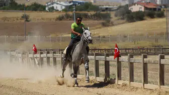 Konya’da at yarışı heyecanı yaşandı