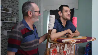 Konya’da oğlu için yıllardır mücadele ediyor! Kendi imkanlarıyla çözüm üretti