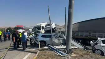 Konya'da kırmızı ışıkta bekleyen araçlara TIR çarptı! 1 ölü, 9 yaralı