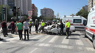 Konya’nın merkezinde yoğun caddeyi kapatan kaza! 1’i ağır 2 yaralı