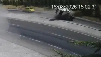 Konya’da feci kaza kamerada! Otomobil karşı şeride uçtu: 2 ölü