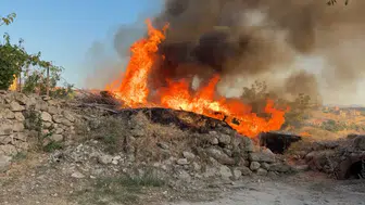 Aksaray’da tarihi ev alevlere teslim oldu!