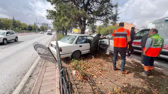 Konya-İstanbul karayolunda otomobil refüje girdi