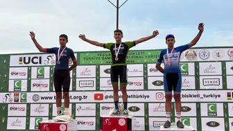 Selçuklu Belediyesporlu Yusuf Şimşek kürsüde