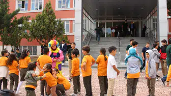 Konya’da minik öğrenciler yeni okullarında böyle karşılandı! Hediyeler verildi