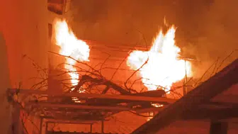 Konya’da iki katlı ev alev alev yandı