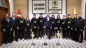 Konya Büyükşehir'in gurur günü! Kupalar Başkan Altay'a takdim edildi