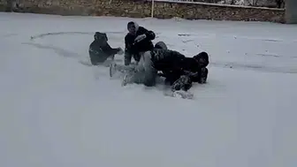 Görüntüler yoğun ilgi gördü! Konya’da karlı arazide asker eğlencesi