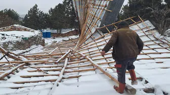 Konya’da fırtına ahırın çatısını uçurdu