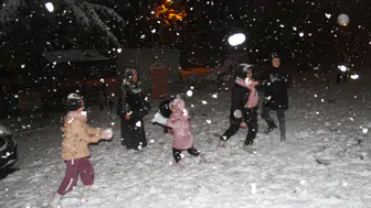Beyşehir’de yağmur kara döndü, ilçe beyaza büründü