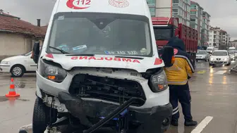 Aksaray'da ambulans ile hafif ticari araç çarpıştı: 8 yaralı