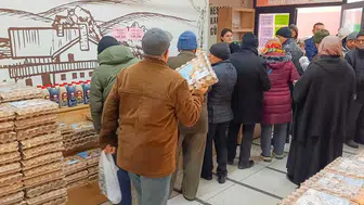 Vatandaş uygun fiyat için kuyrukta! Belediyenin 'Halk Gıda'sına yoğun ilgi