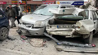 Konya'da kamyonet kontrolden çıktı, 7 araca çarptı!