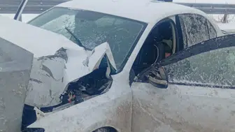Bariyerlere çarpan otomobile bir araç daha vurdu: 3 kişi yaralandı