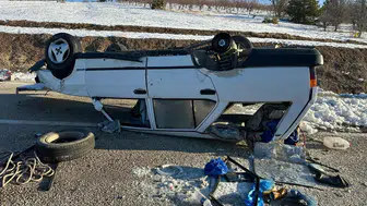 Konya'da yürekler ağızlara geldi: Buzlanan yolda otomobil takla attı