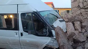 Aksaray'da bahçe duvarına çarpan minibüste can pazarı: 2’si ağır 14 yaralı