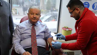 Aksaray Valisi Duru’dan örnek davranış: Kan bağışına destek verdi