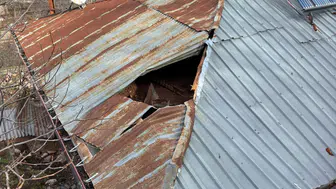 Konya’da dağdan kopan kaya ev çatısını deldi