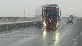 Konya'da şiddetli rüzgar trafiği felç etti