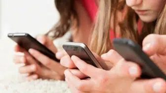 Uzmanlar uyardı: Erken sosyal medya gençleri “yalnızlığa” sürüklüyor