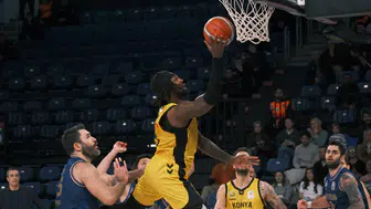 Konya Büyükşehir evinde galibiyet için parkede